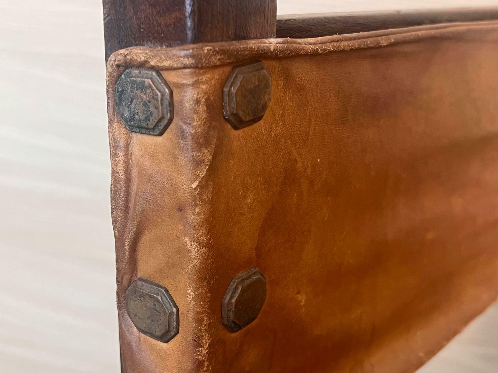 Mobilier Paire de fauteuils coloniaux espagnols sculptés, assise et dossier en cuir, XIXe siècle photo