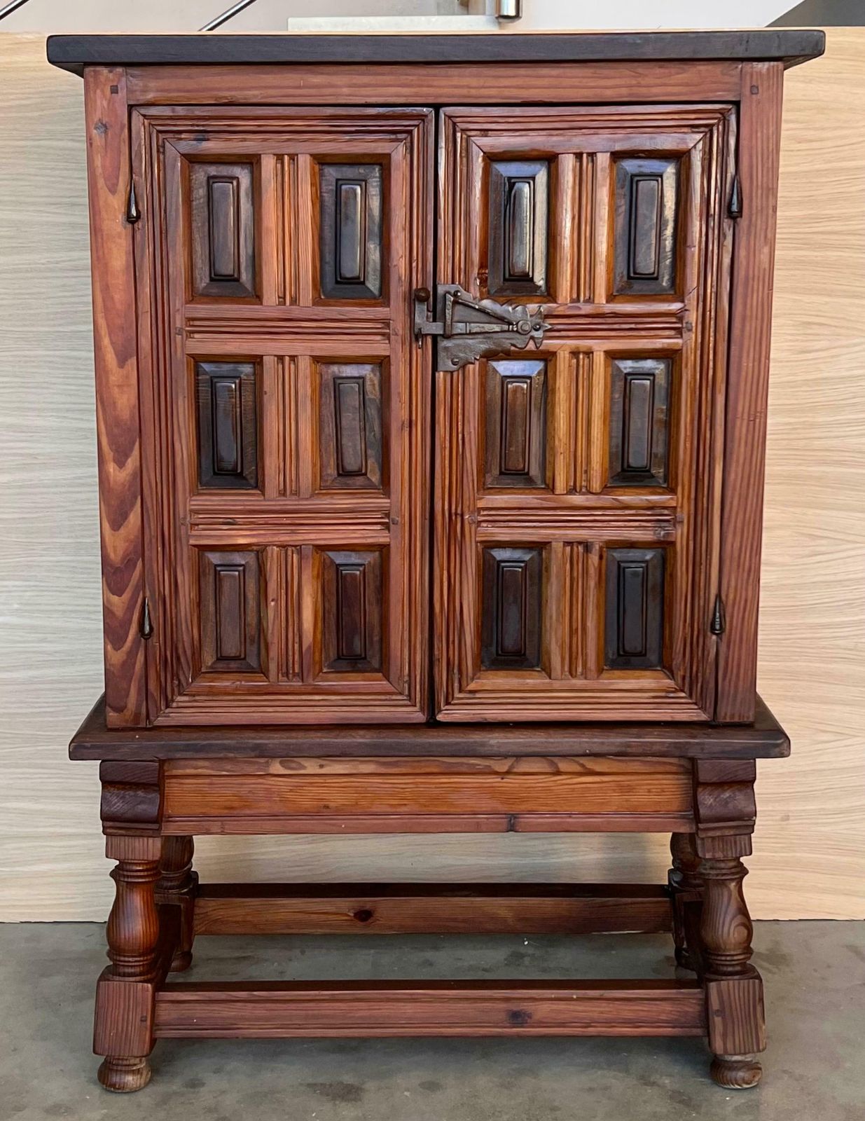 Cabinet bar espagnol de style baroque en noyer sculpté, années 1940 photo furniture