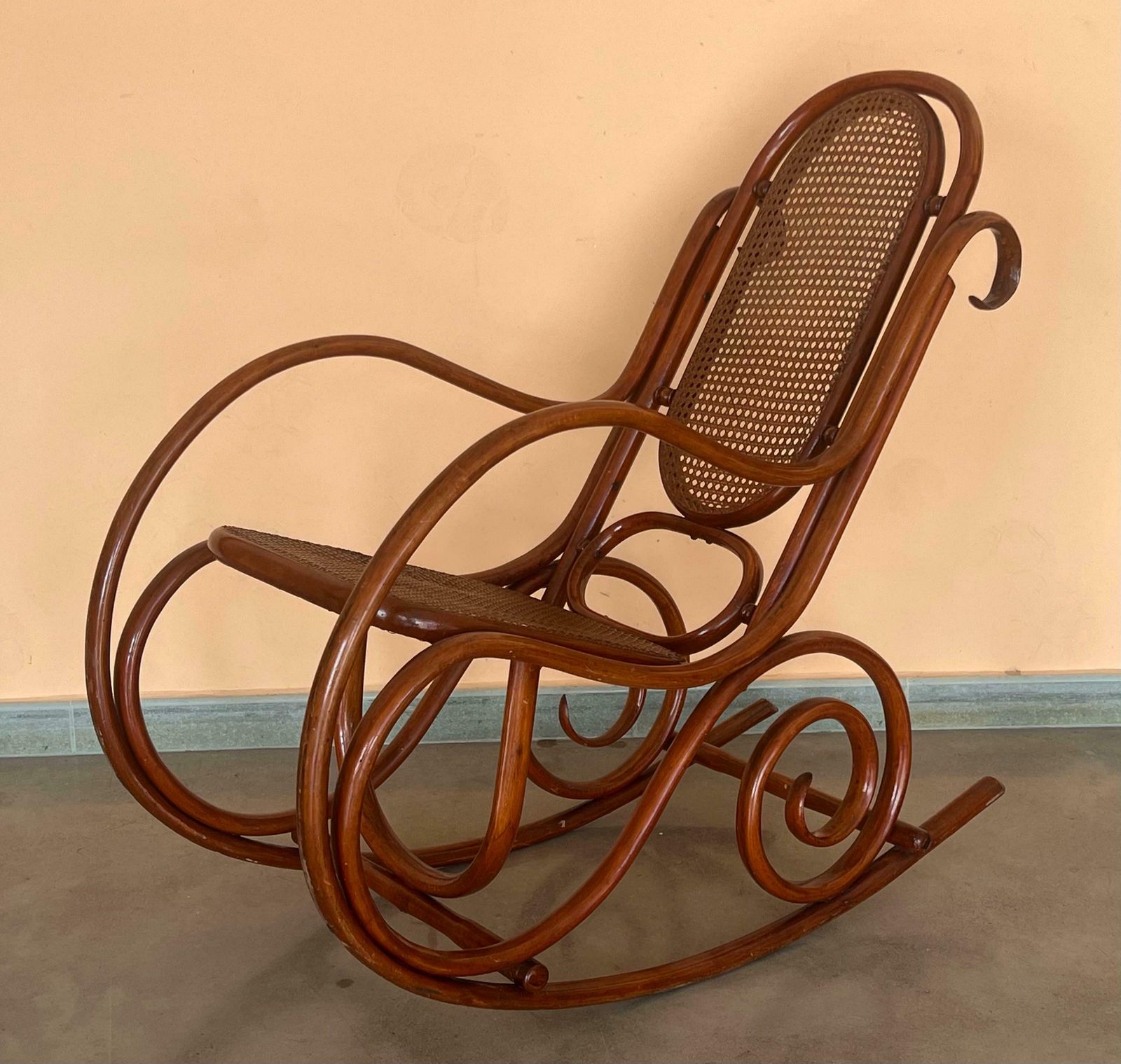 Paire de rocking-chairs en bois courbé, assise et dossier en cannage photo Mobilier