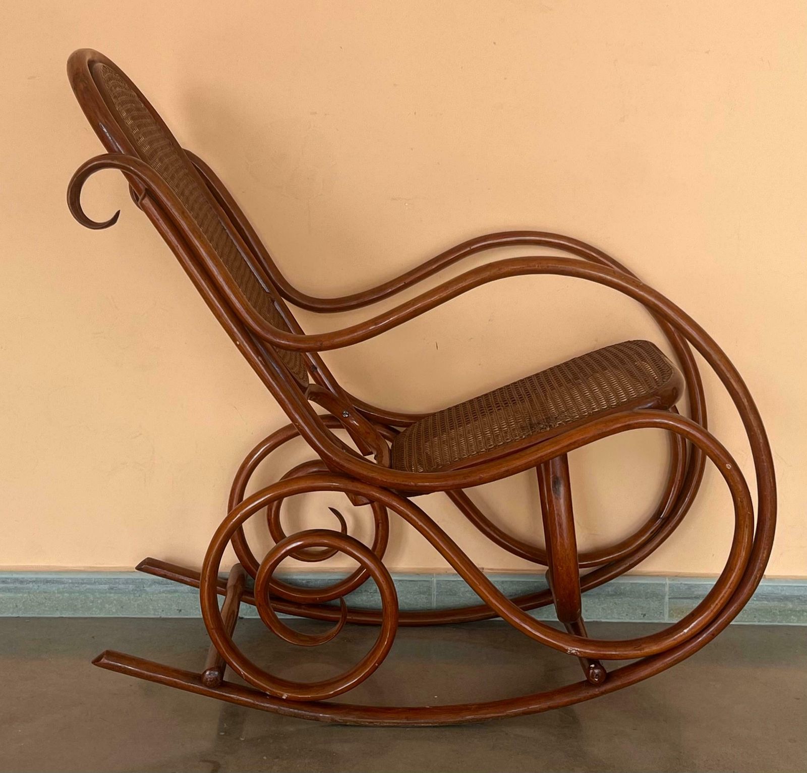 Paire de rocking-chairs en bois courbé, assise et dossier en cannage photo 3886.0