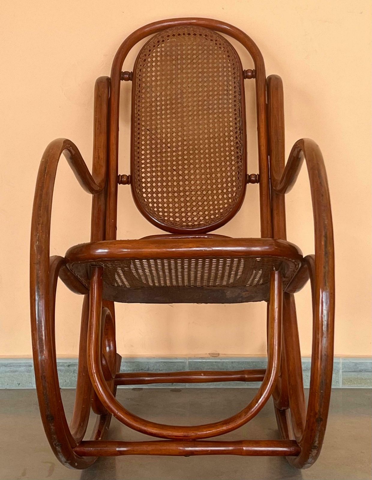 photo furniture Paire de rocking-chairs en bois courbé, assise et dossier en cannage