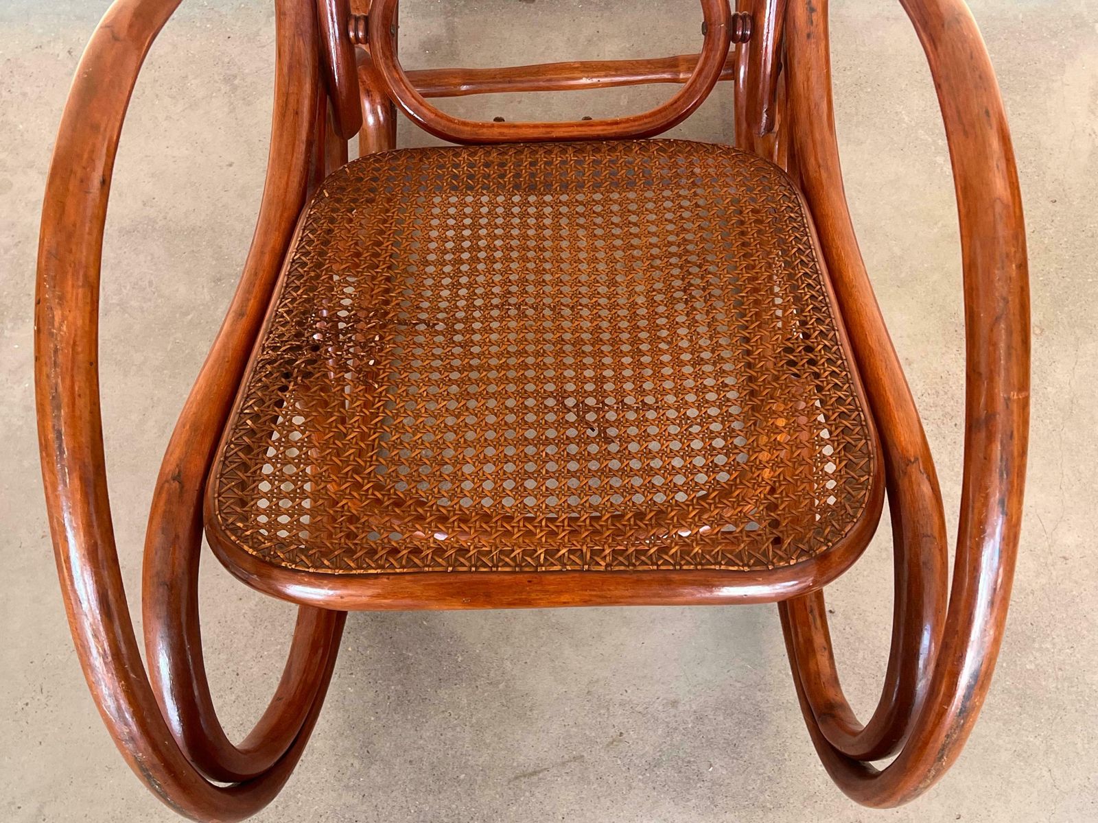 3886.0 Paire de rocking-chairs en bois courbé, assise et dossier en cannage photo
