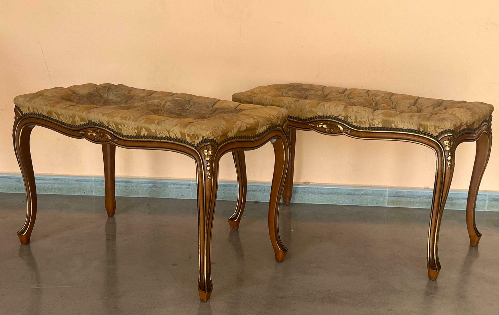 Paire de banquettes françaises capitonnées à pieds en cabriole photo furniture