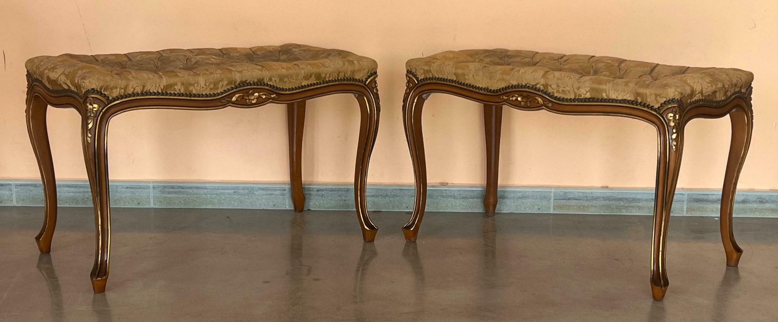 Paire de banquettes françaises capitonnées à pieds en cabriole photo for sale