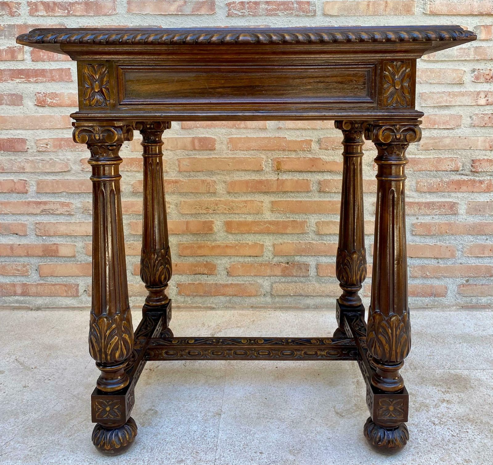 Table d'appoint espagnole en noyer sculpté, avec un tiroir, début du XXe siècle, années 1940 photo for sale