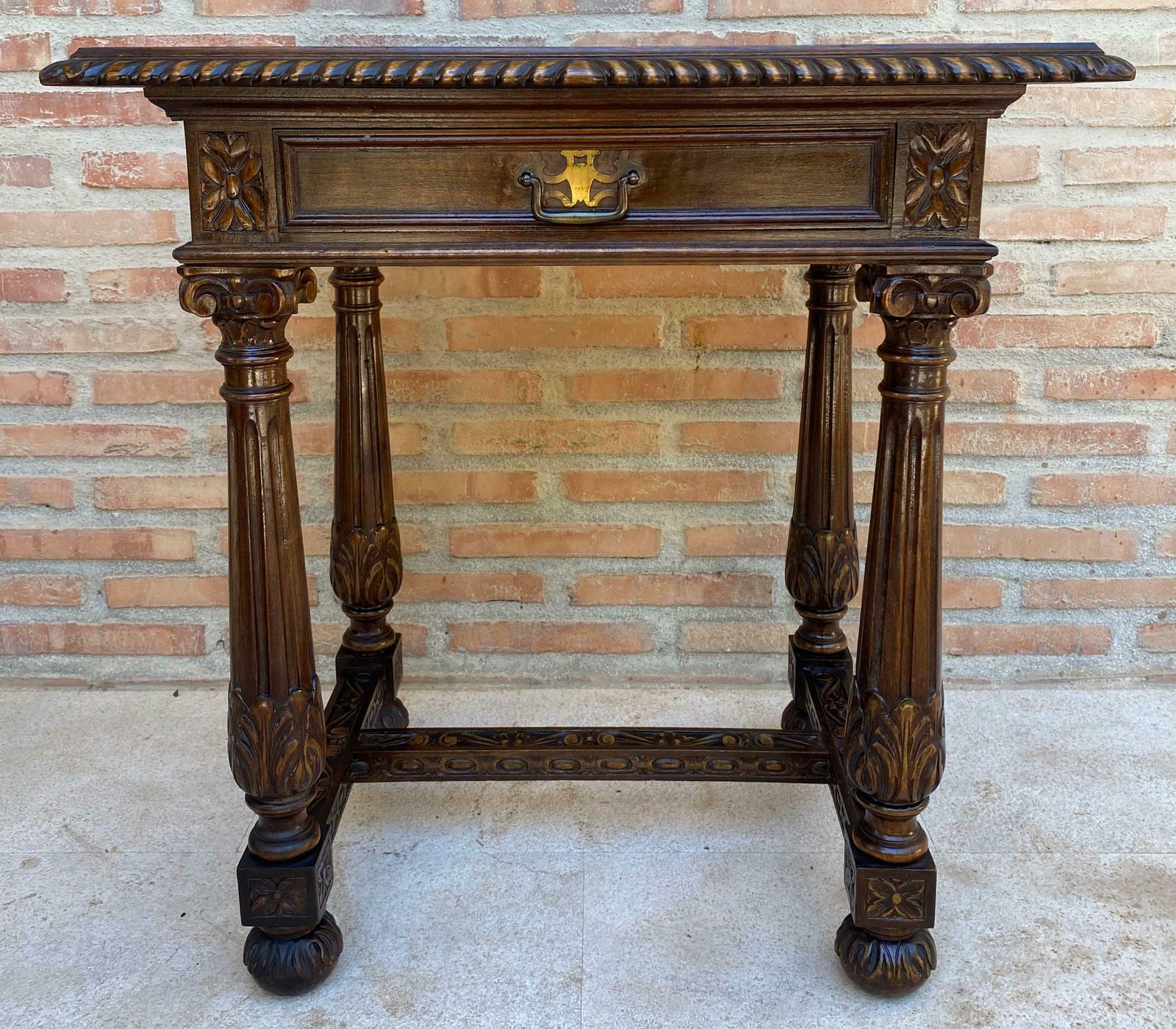Table d'appoint espagnole en noyer sculpté, avec un tiroir, début du XXe siècle, années 1940 photo Mobilier