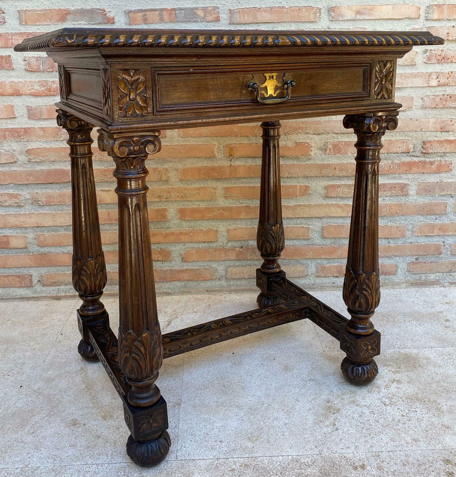 Mobilier Table d'appoint espagnole en noyer sculpté, avec un tiroir, début du XXe siècle, années 1940 photo
