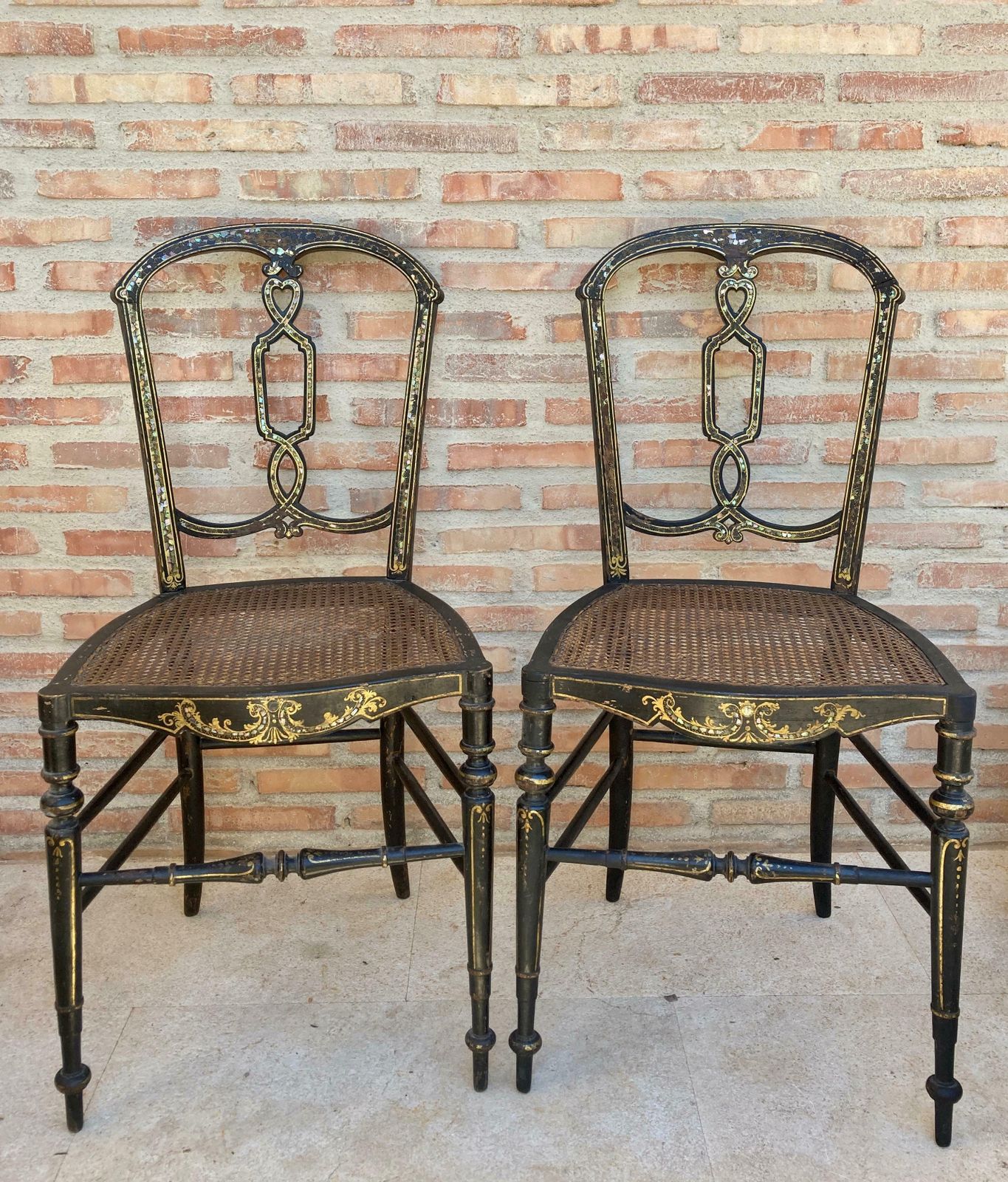 Chaises élisabéthaines laquées noires, 1840, lot de 2 photo furniture