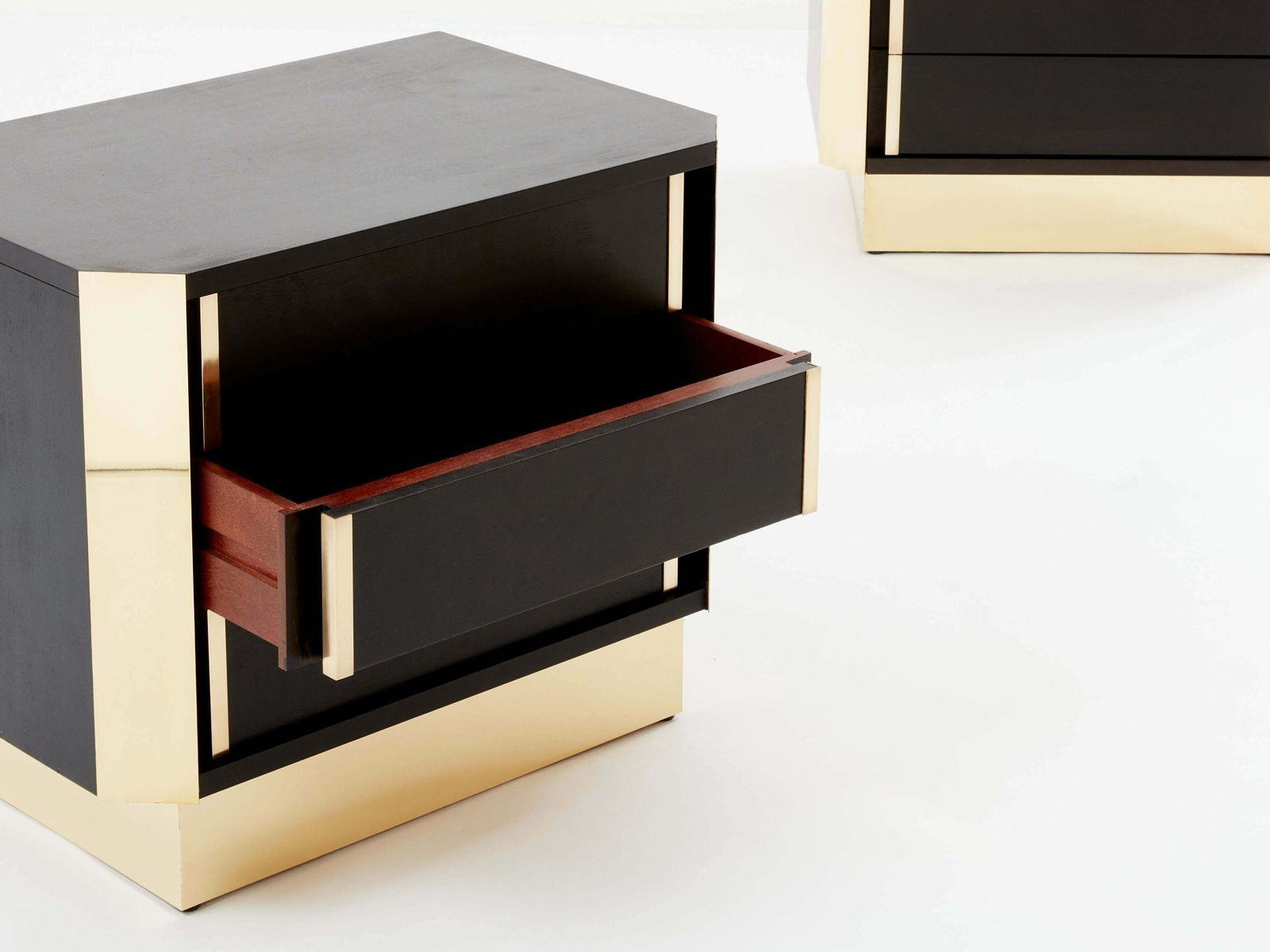 Paire de tables de chevet italiennes en chêne ébonisé et laiton, années 1970 photo for sale