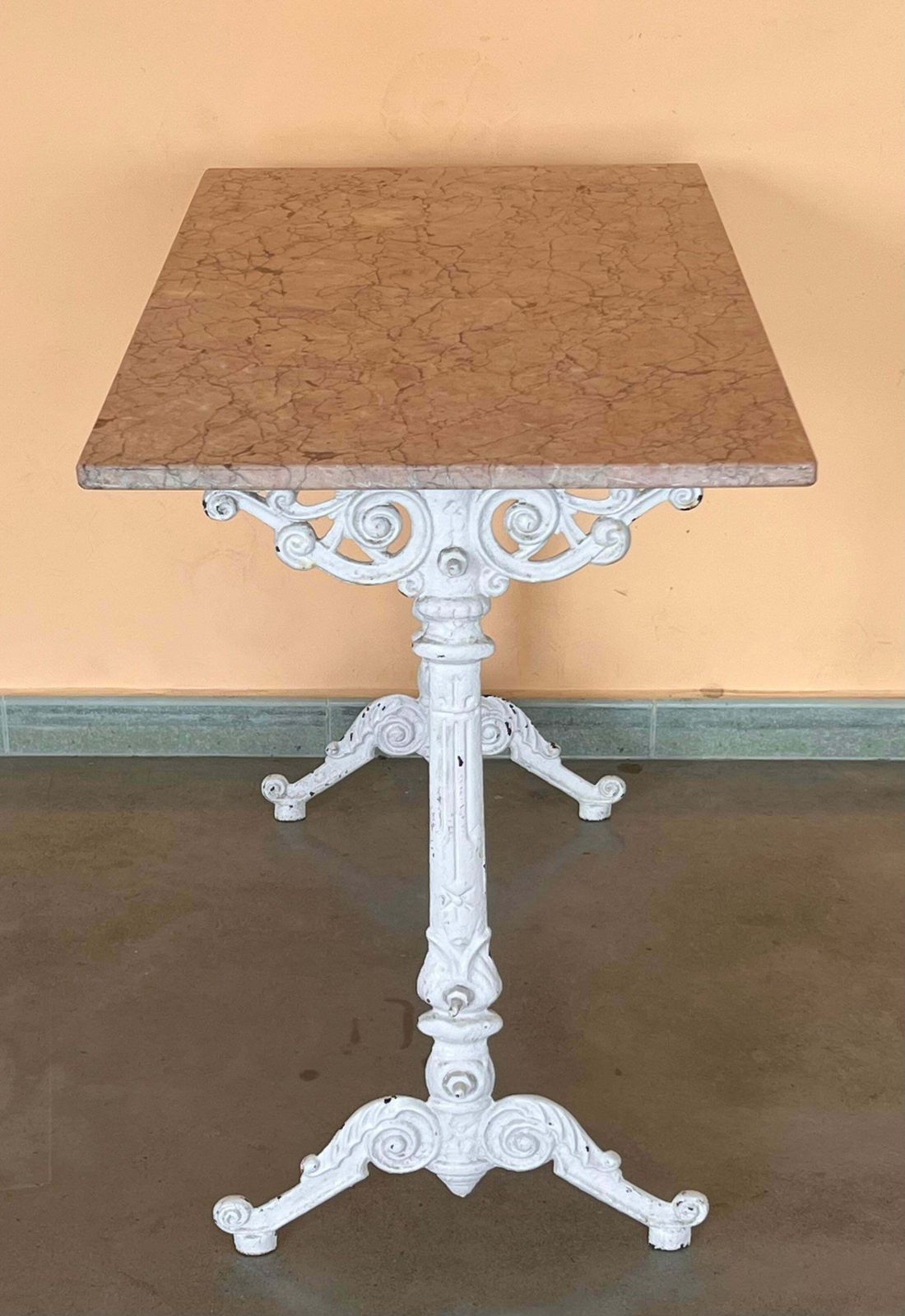 Table de bistrot française en fonte pleine avec plateau en marbre rose photo vinterior
