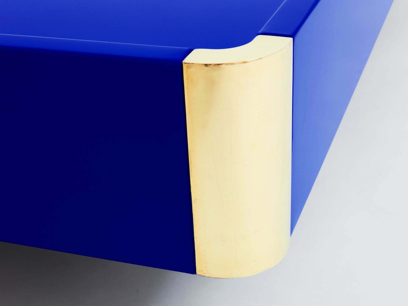 photo furniture Table basse Willy Rizzo laquée bleu Majorelle et laiton, années 1970