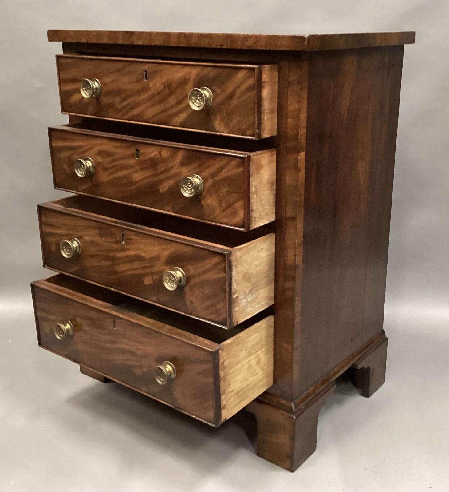Good Regency Small Figured Mahogany Chest Of Drawers photo 3025.0