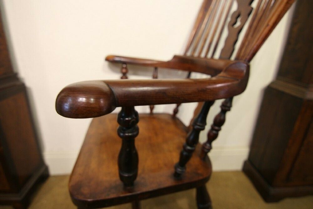 photo furniture 19th Century Broad Arm Yew Wood Windsor Armchair