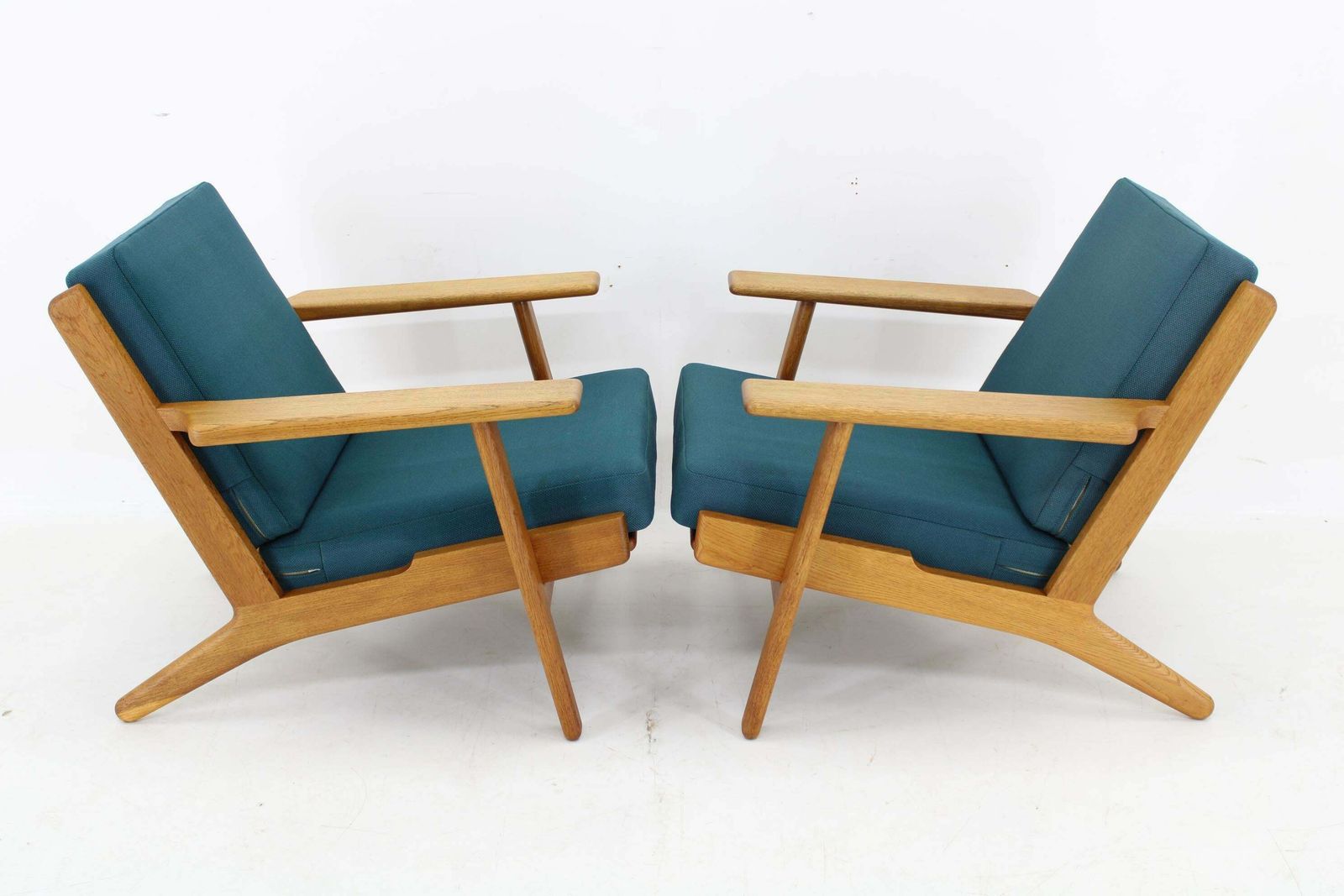 photo furniture 1960s Hans J. Wegner Pair Of Ge 290 Armchairs In Oak For Getama, Denmark