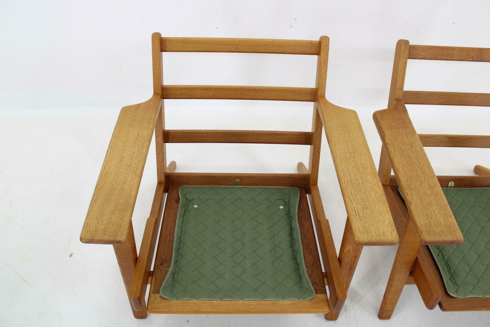 photo vinterior 1960s Hans J. Wegner Pair Of Ge 290 Armchairs In Oak For Getama, Denmark