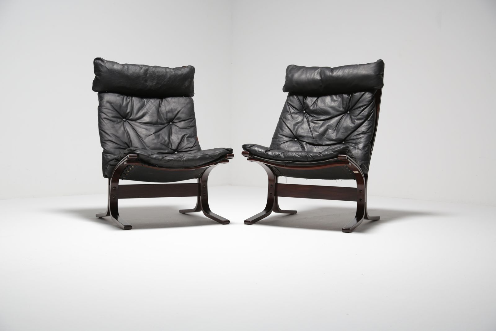 photo vinterior Pair Of Black Leather Lounge Chairs And Footstool “Siesta” By Ingmar Relling For Westnofa, Norway, 1960s.