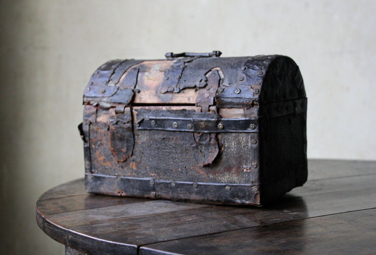 Antique 16th Century Leather Bound Wooden Casket Or Coffret, Spanish photo vintage