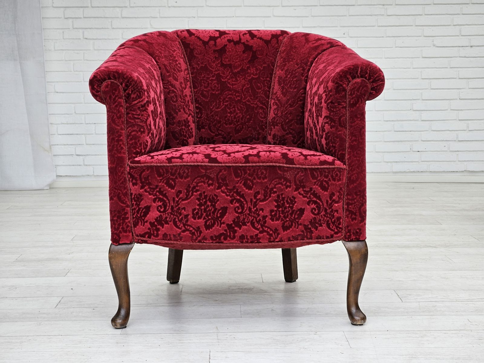 photo vintage 1950s, Pair Of Danish Lounge Chairs, Red Cotton/Wool Fabric.