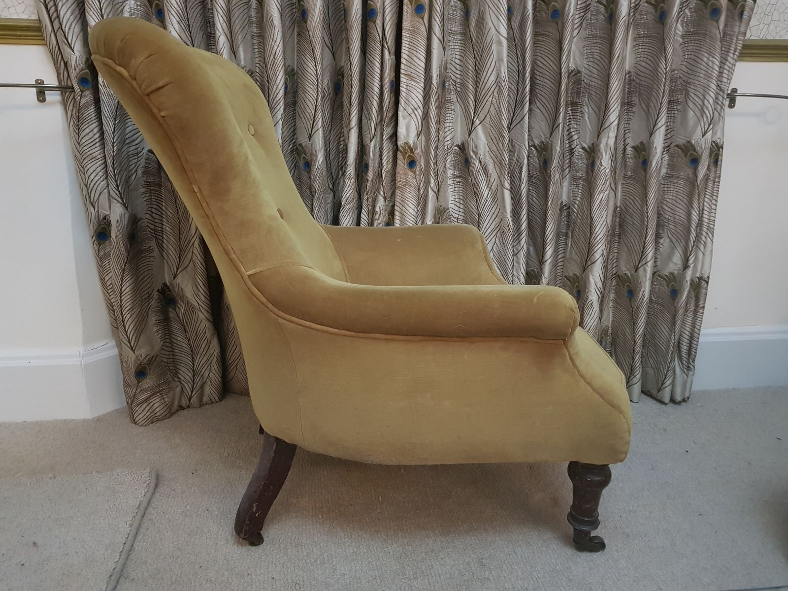 photo furniture Gold Velvet And Mahogany Slipper Chair 1900s