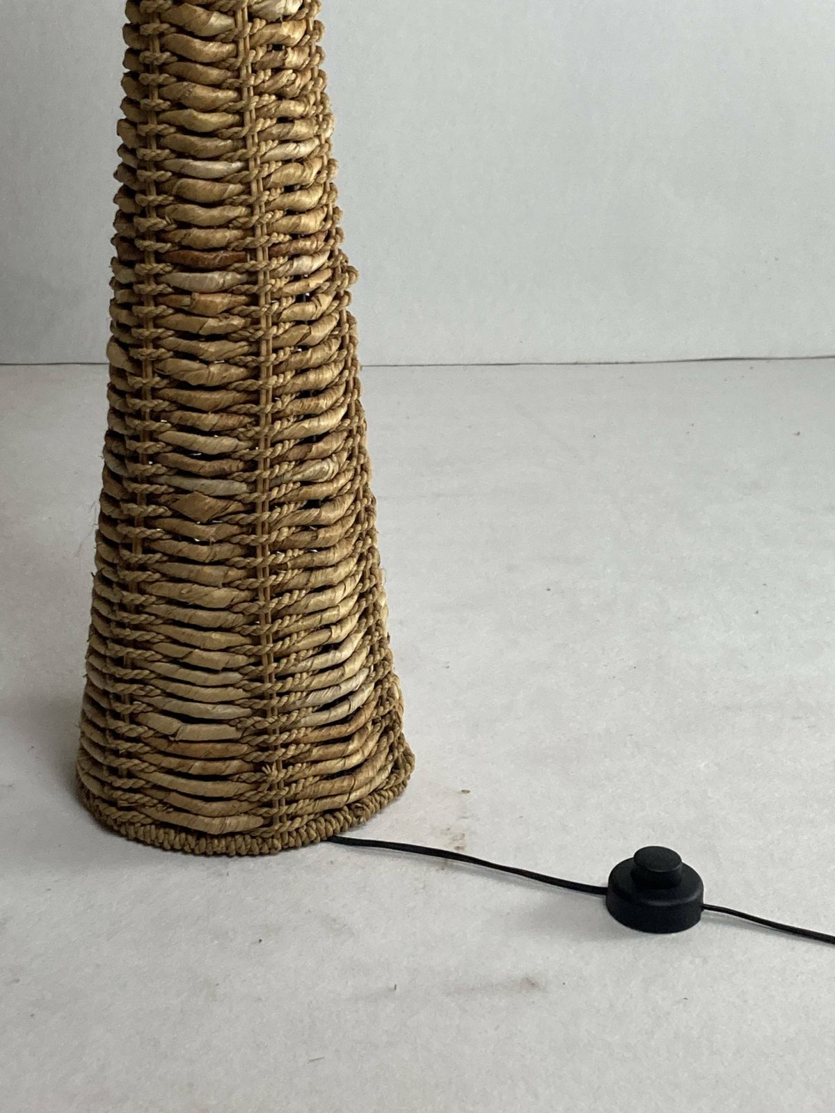 Rattan Woven Banana Leaf Mushroom Floor Lamp, 1960s photo vintage