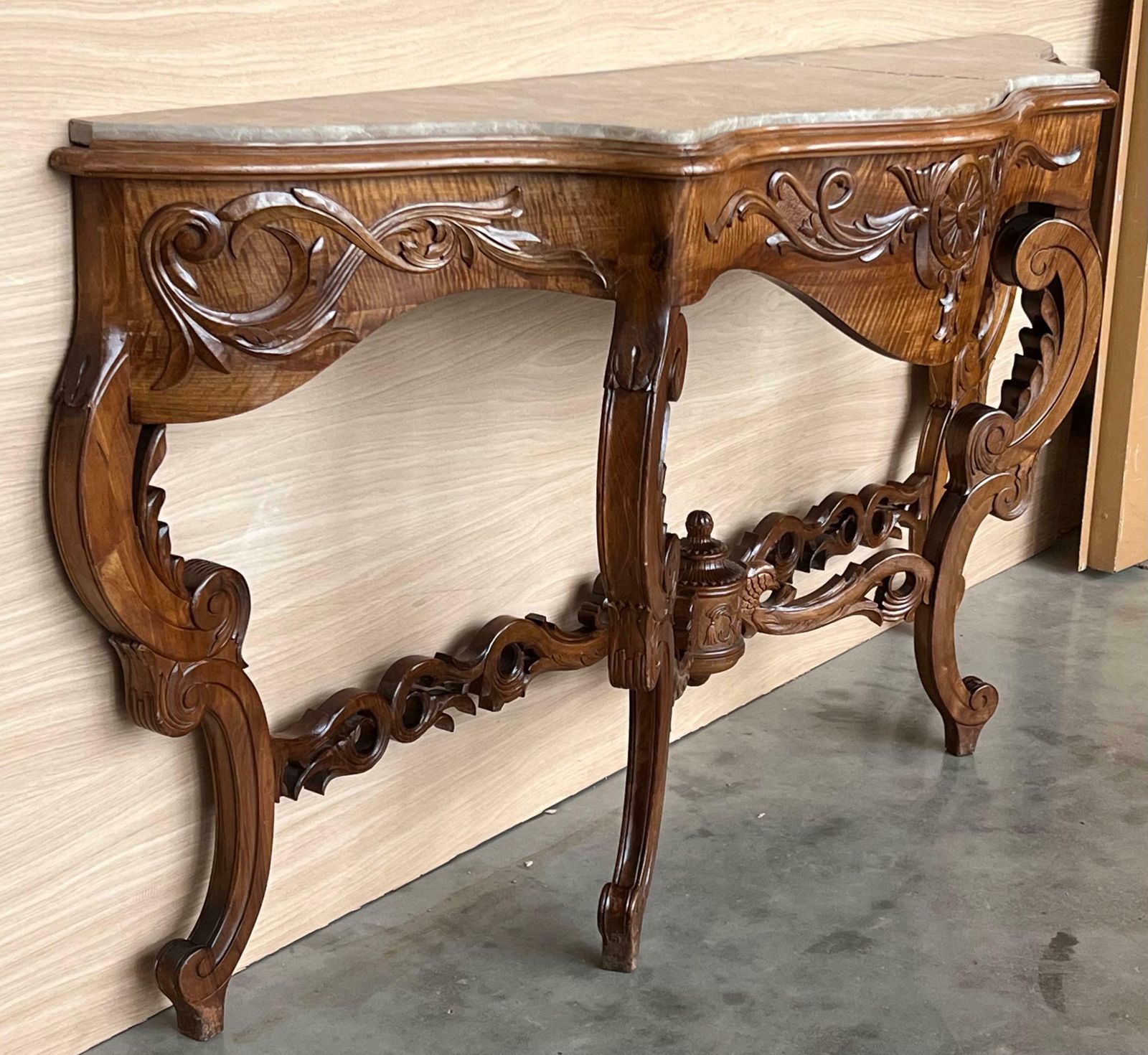 Grande console de style Régence française en noyer sculpté aux bords dorés photo furniture
