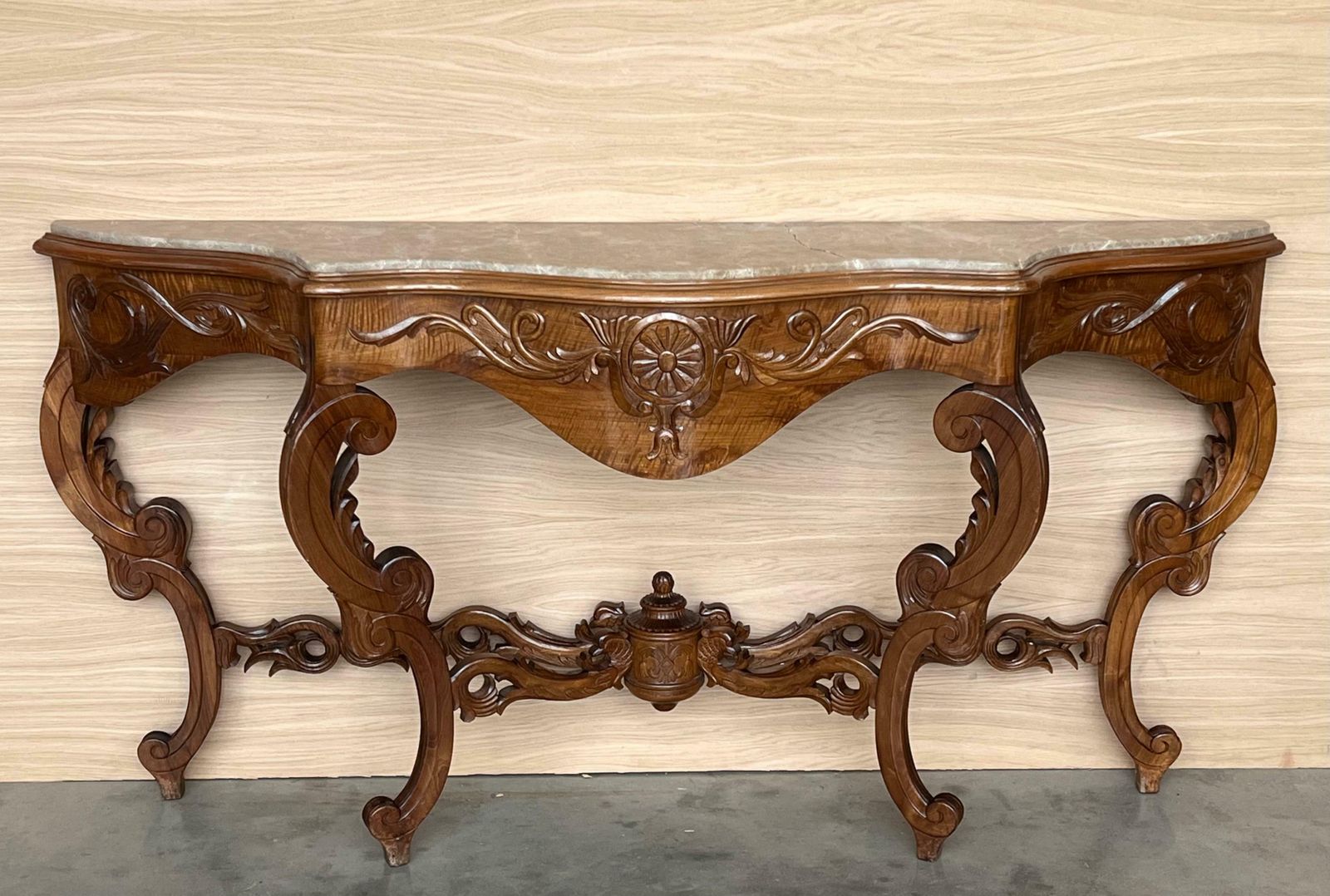 Grande console de style Régence française en noyer sculpté aux bords dorés photo buy
