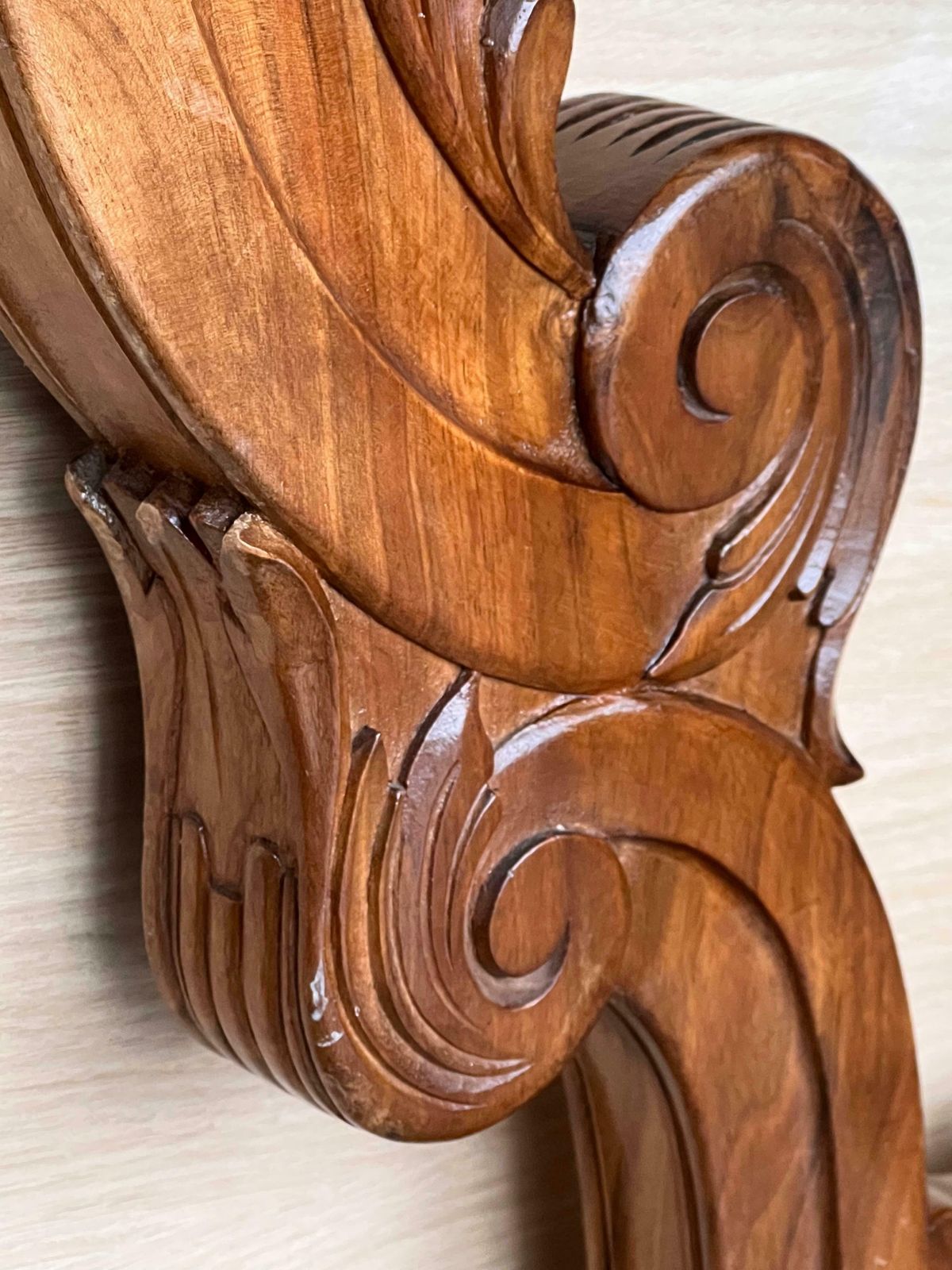 3208.0 Grande console de style Régence française en noyer sculpté aux bords dorés photo