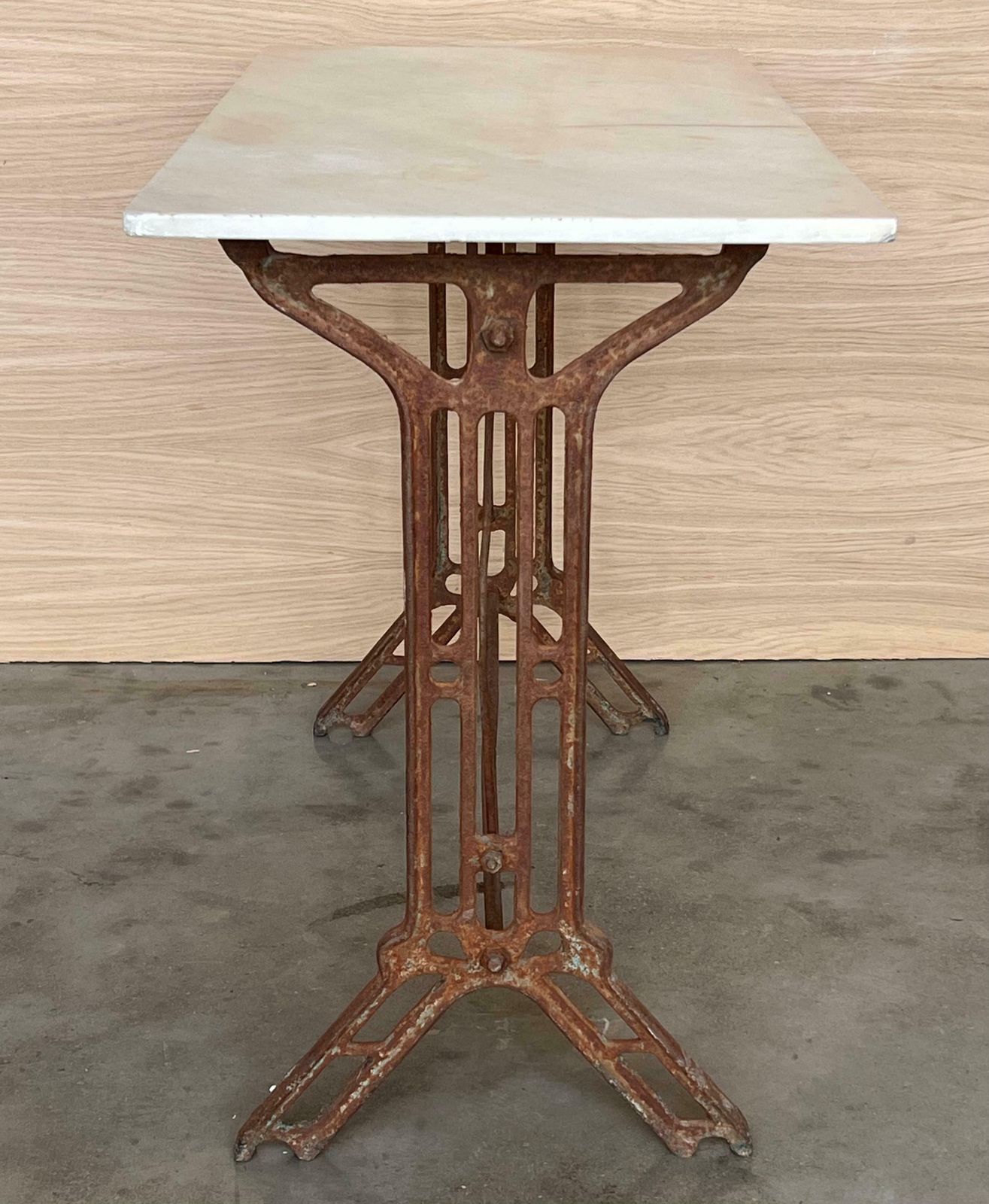 photo furniture Table de bistrot française en fonte pleine, plateau en marbre