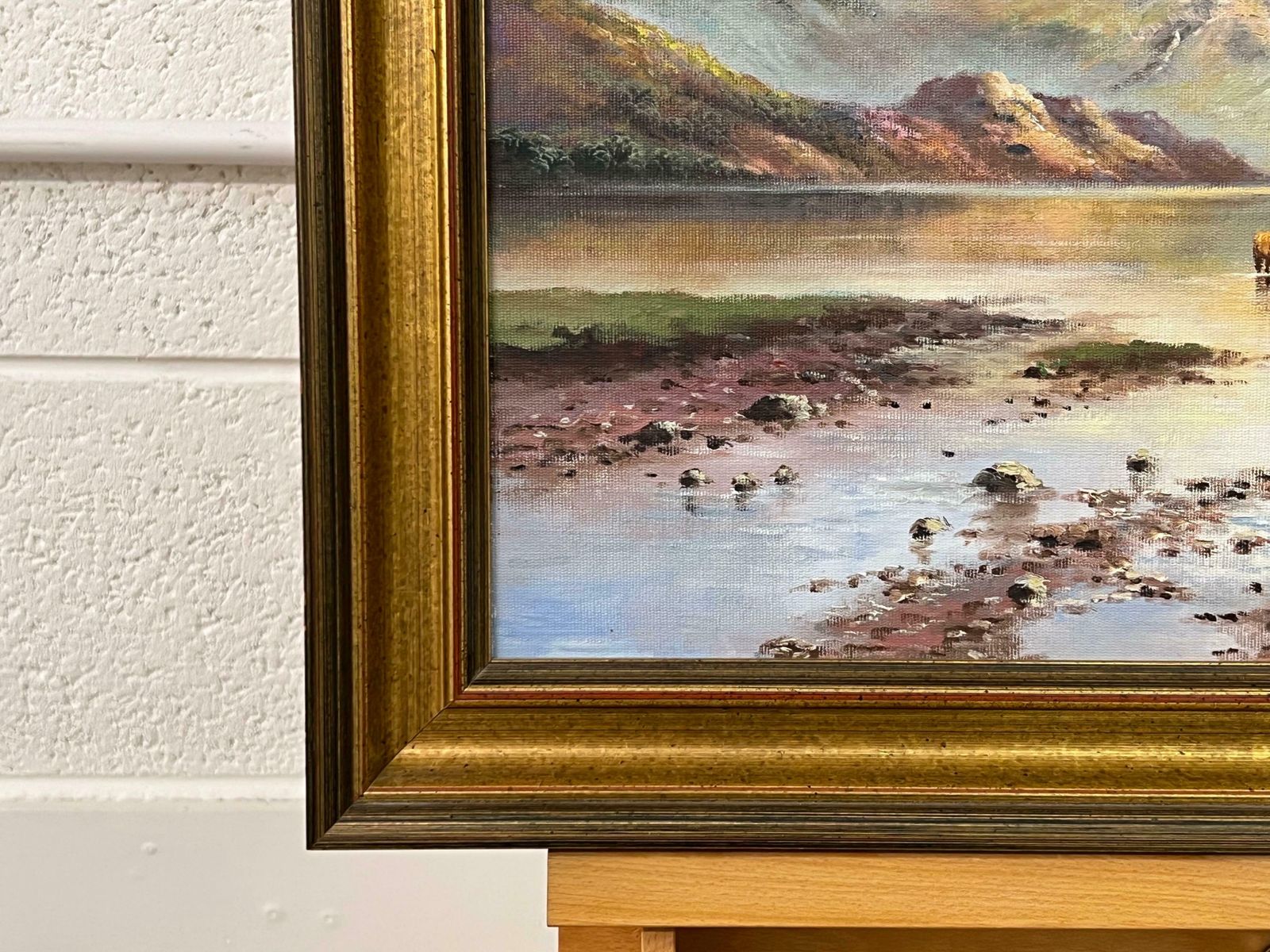 photo vinterior Wendy Reeves Oil Painting Of Highland Cows In Scotland Loch By 20th Century British Artist 1985 Circa