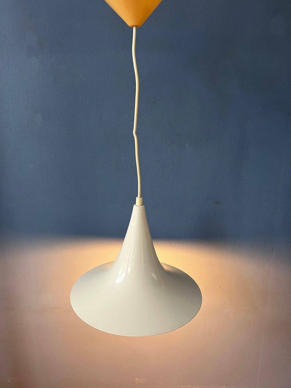 Mid Century Witte Space Age Heksenhoed Hanglamp photo furniture