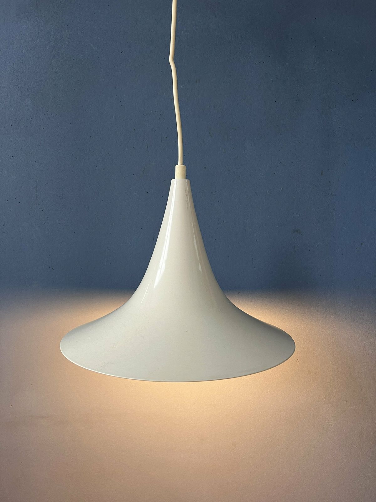 Mid Century Witte Space Age Heksenhoed Hanglamp photo Verlichting