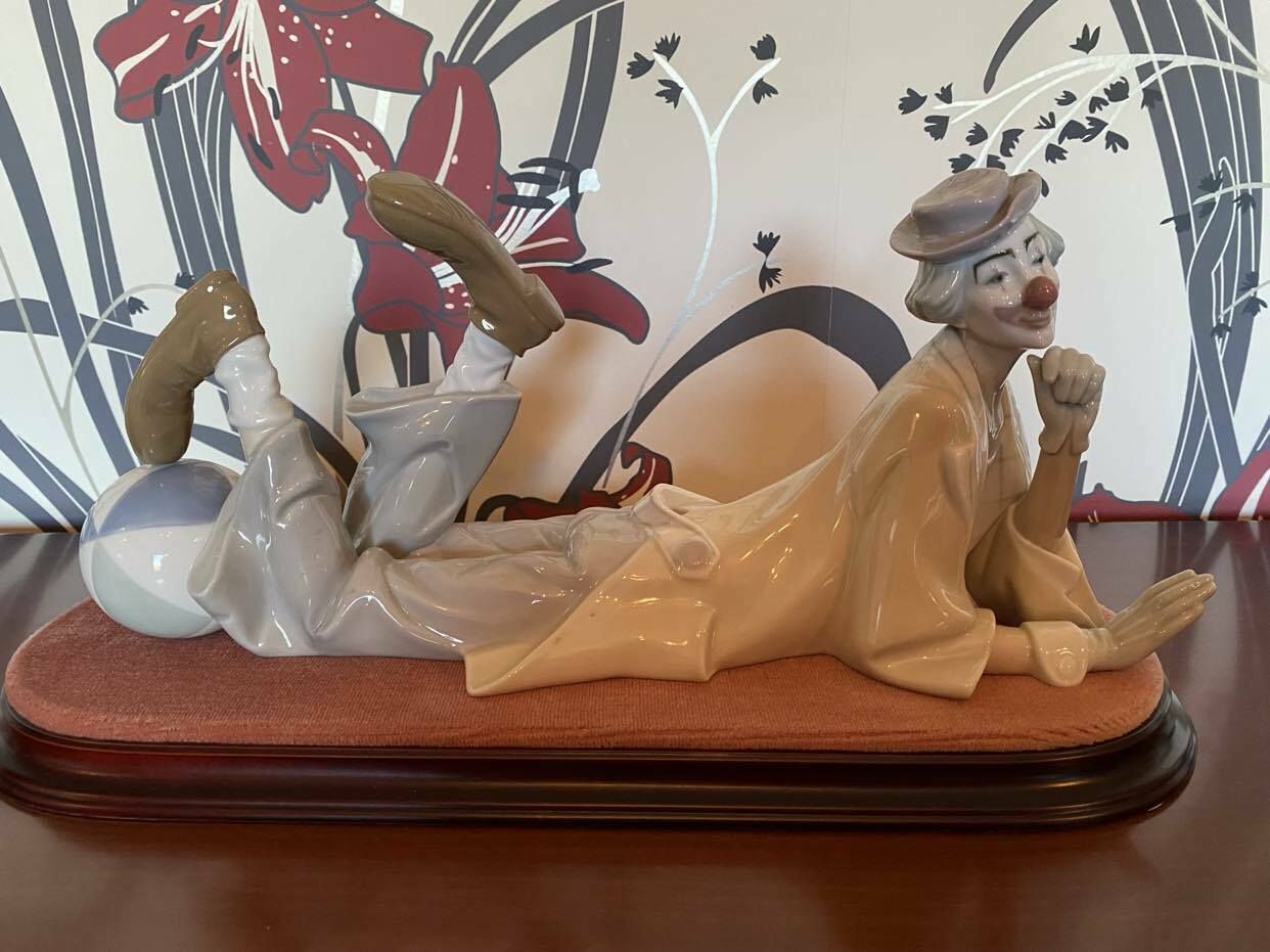 Vintage Large Lladro Clown, Relaxing After A Game Of Football, Comes On A Wood And Velvet Plinth