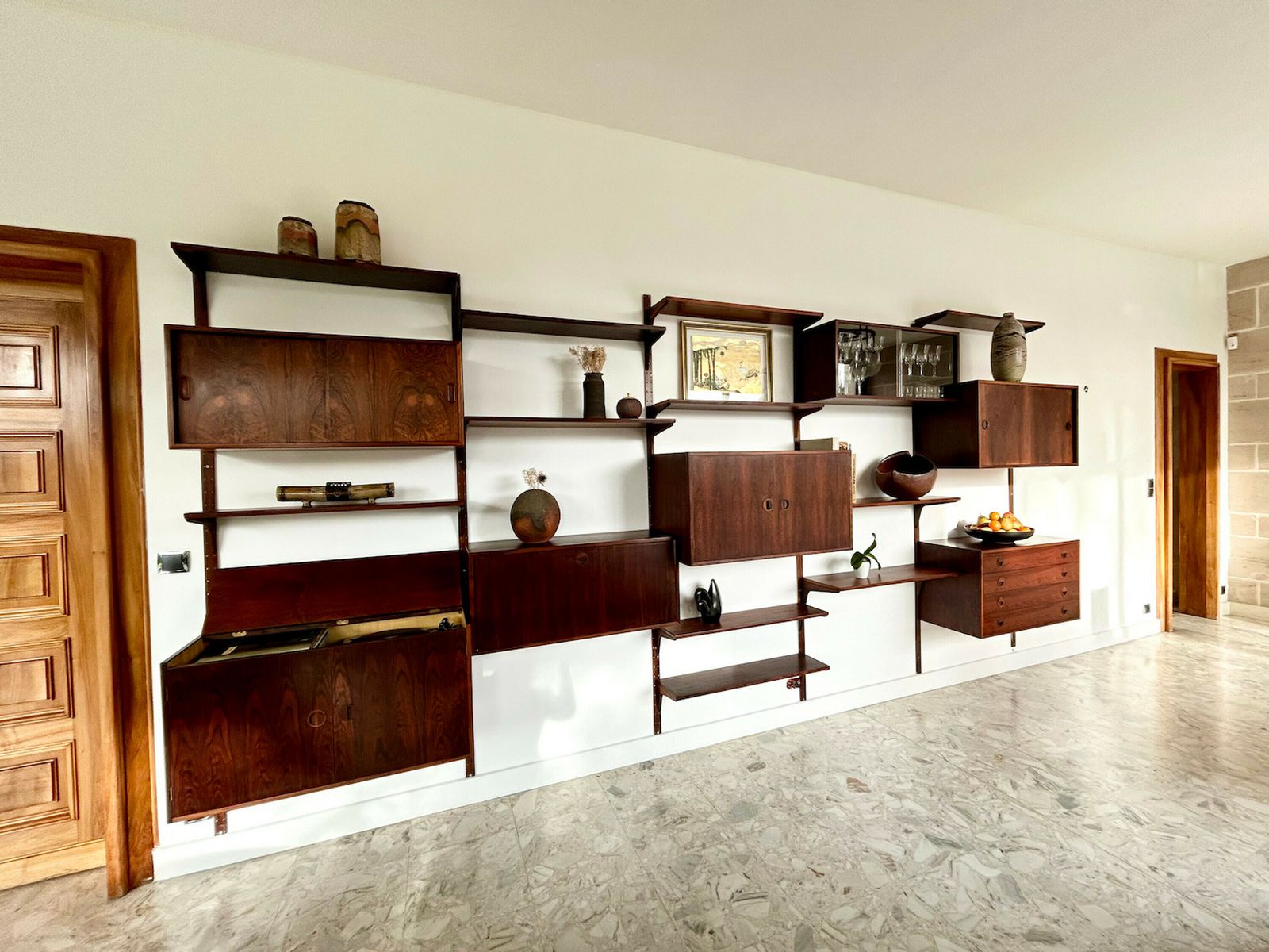 photo vinterior Hansen & Guldborg Møbler Wall Bookcase In Rosewood, Denmark 1960