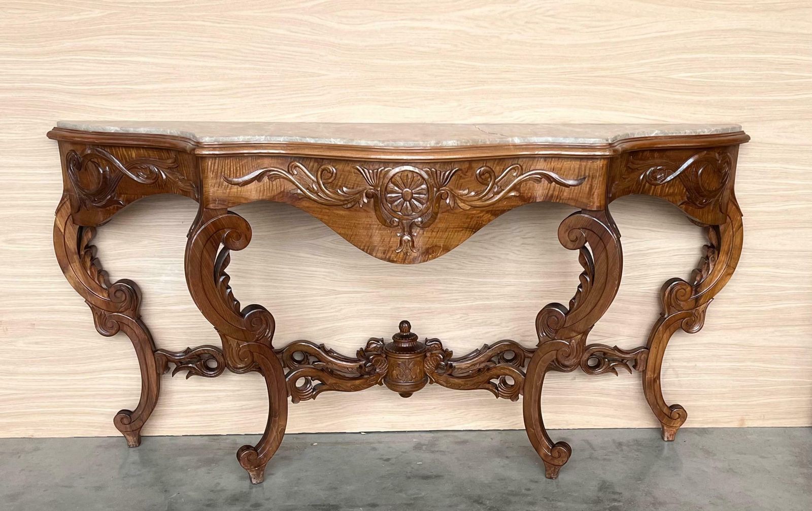 Grande console de style Régence française en noyer sculpté aux bords dorés photo for sale