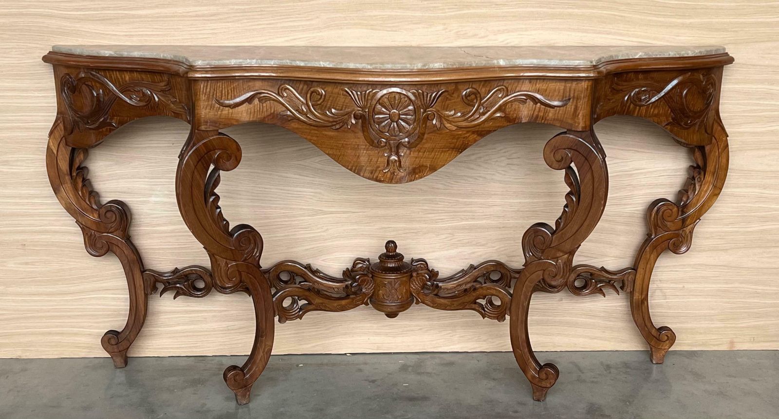 Grande console de style Régence française en noyer sculpté aux bords dorés photo Mobilier