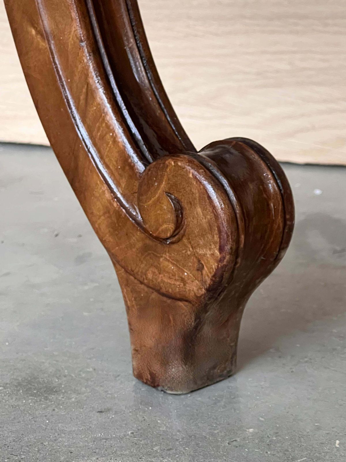 photo buy Grande console de style Régence française en noyer sculpté aux bords dorés