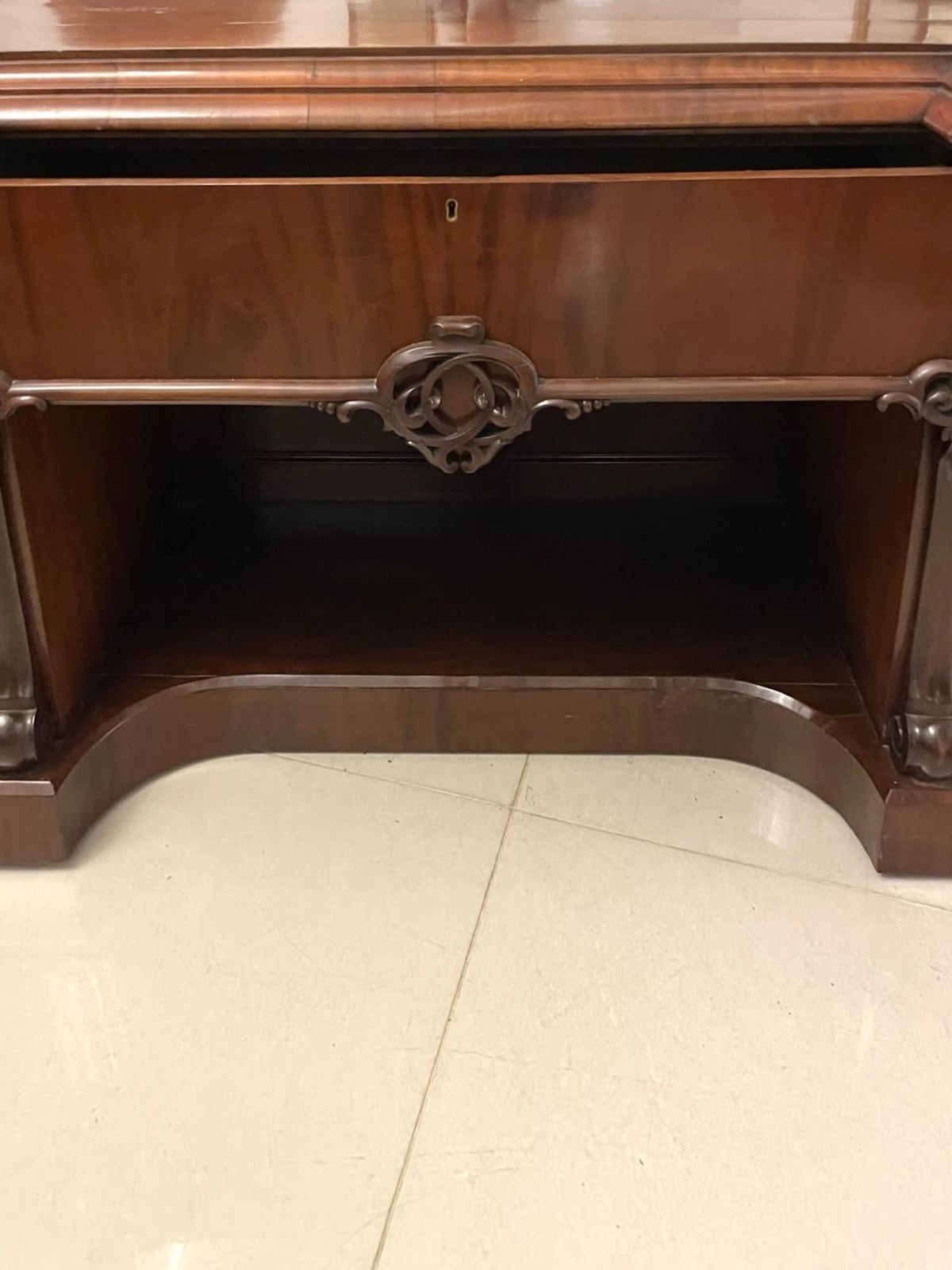 photo vinterior Outstanding Quality Antique 19th Century Carved Mahogany Sideboard
