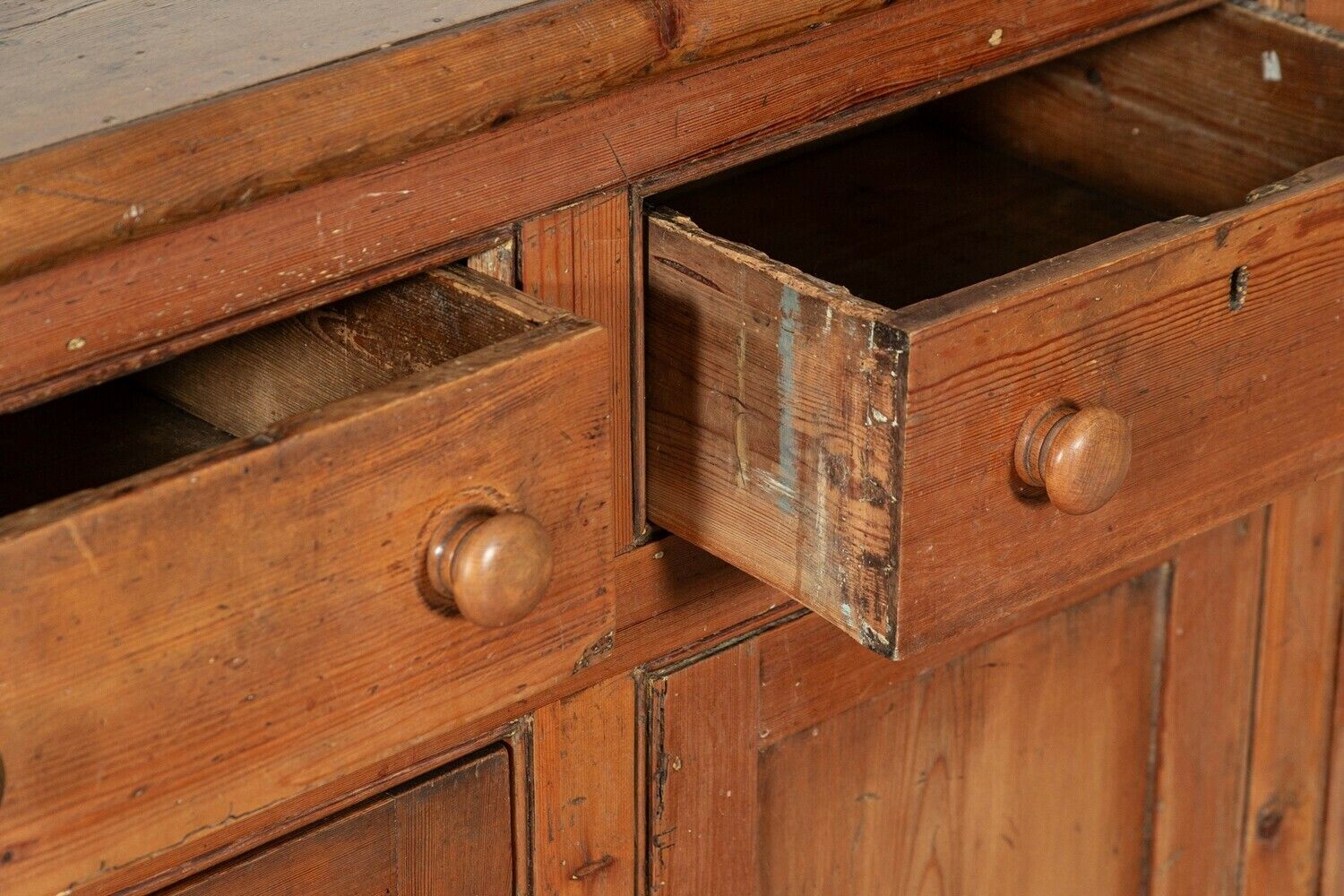photo vinterior 19thc English Pine Dresser Base