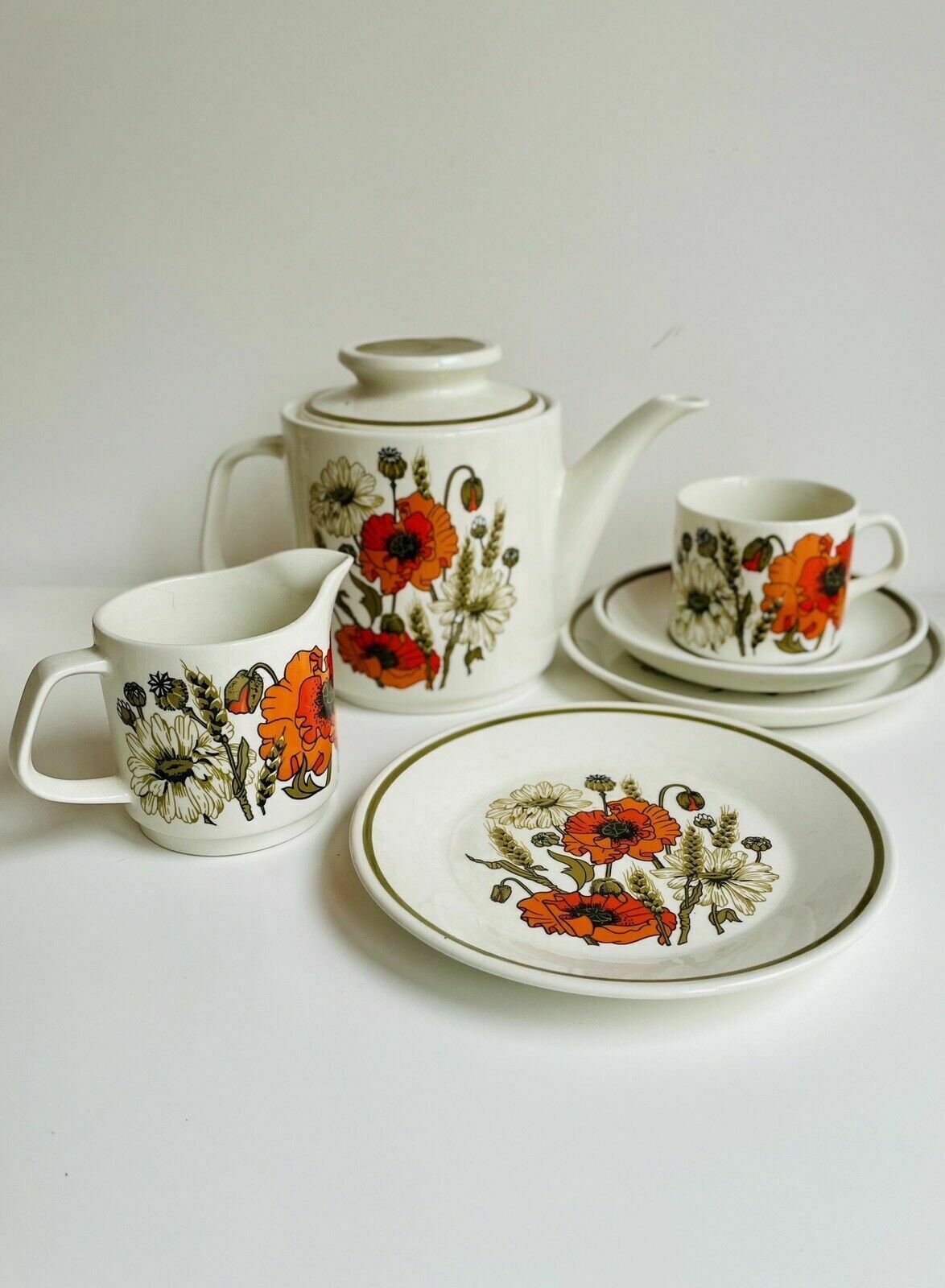 J&G Meakin Studio "Poppy" Tea Pot & Milk Jug, 2 Cups & Saucers, 2 Tea Plates photo for sale