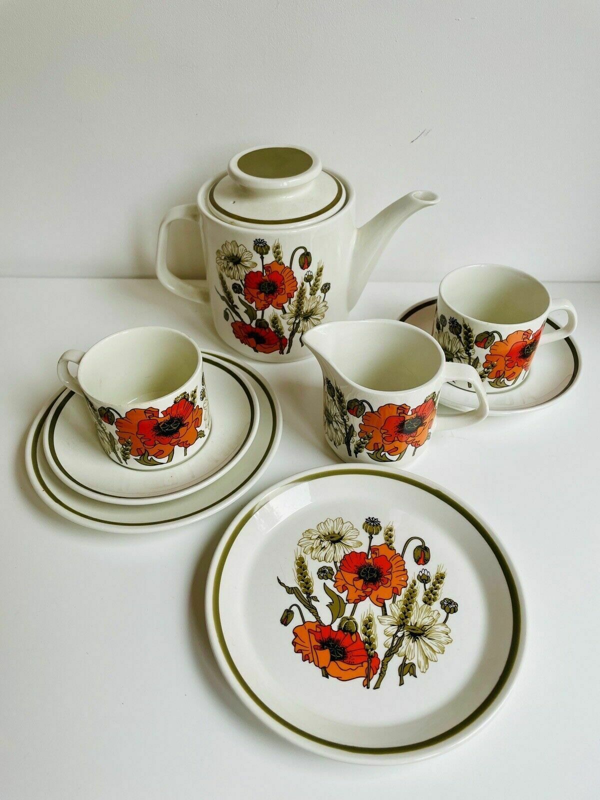 Home Decor J&G Meakin Studio "Poppy" Tea Pot & Milk Jug, 2 Cups & Saucers, 2 Tea Plates photo