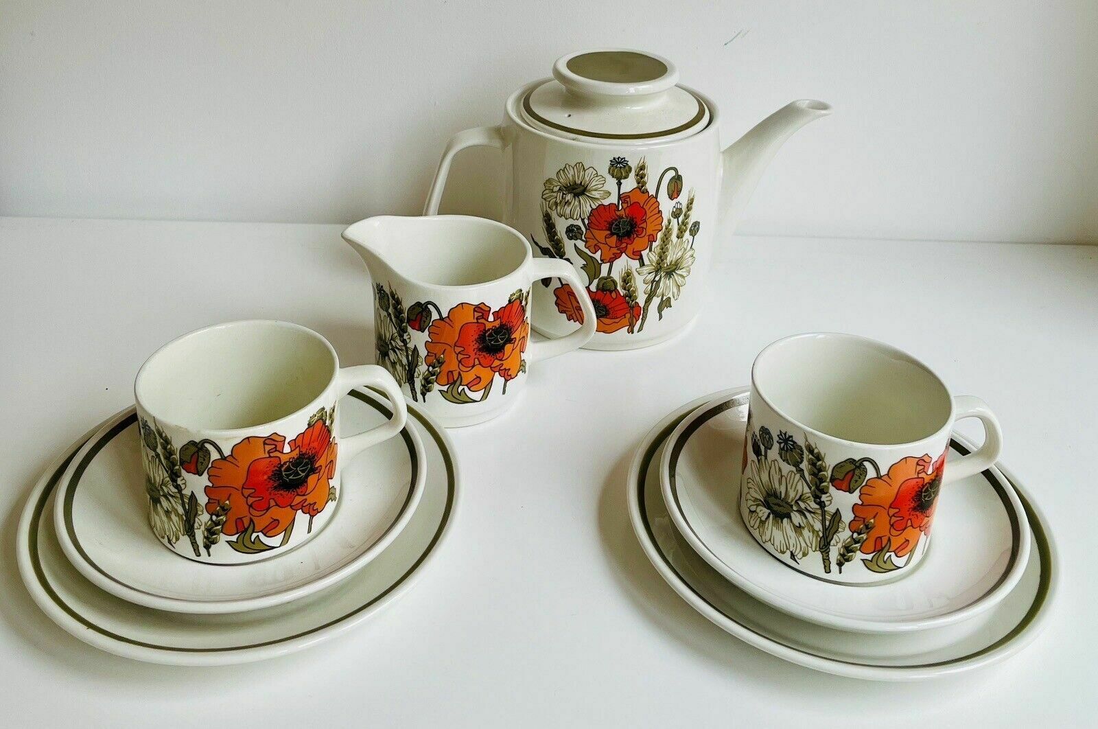 photo vinterior J&G Meakin Studio "Poppy" Tea Pot & Milk Jug, 2 Cups & Saucers, 2 Tea Plates
