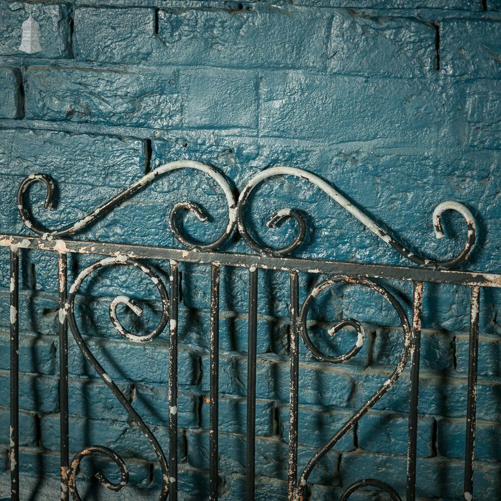 photo vinterior Wrought Iron Driveway Gates, Pair Of 20th C Gates With Distressed Painted Finish
