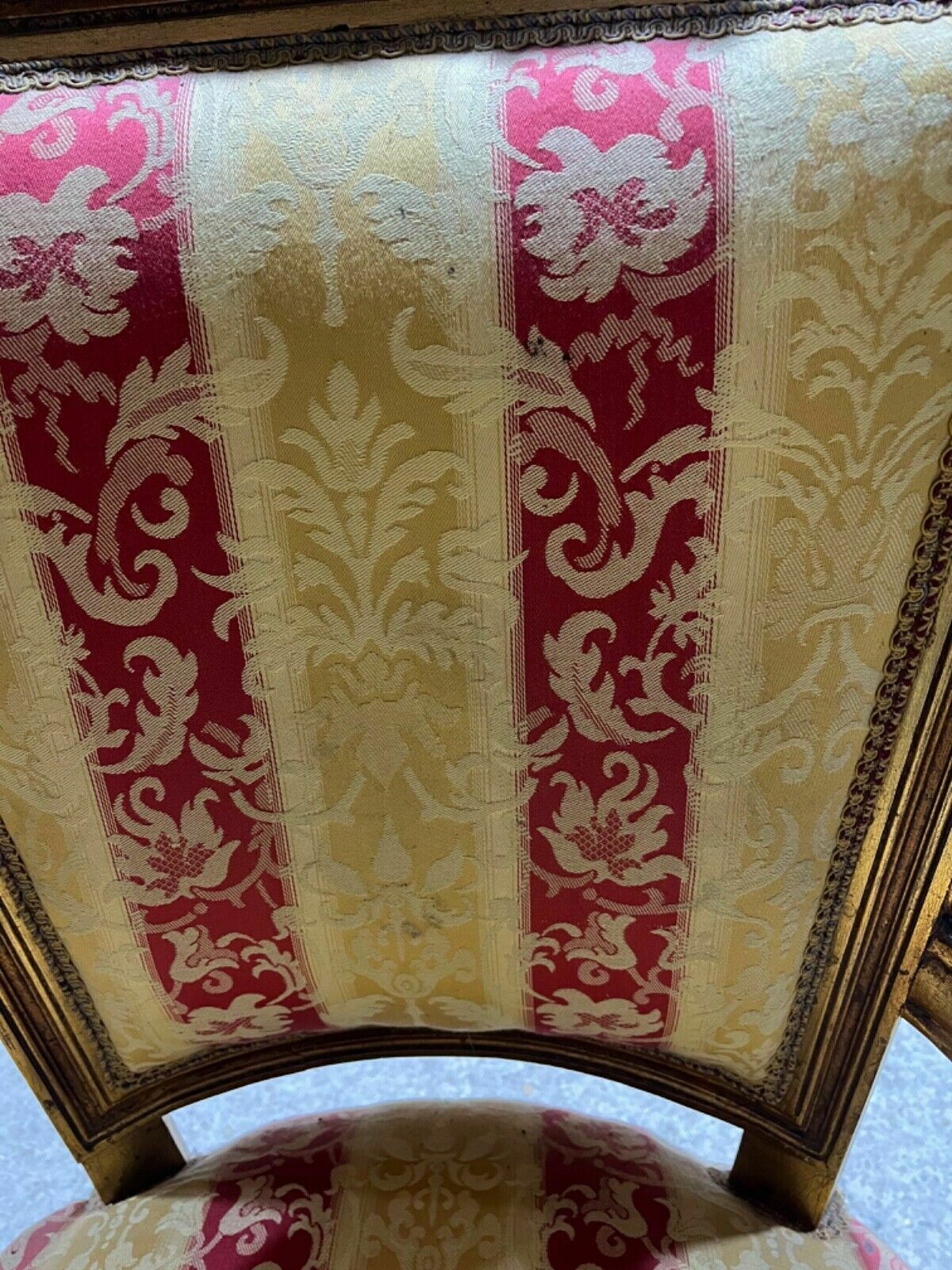 photo vintage French Salon Chair Antique Style Armchair Carved Gilt Wood Frame