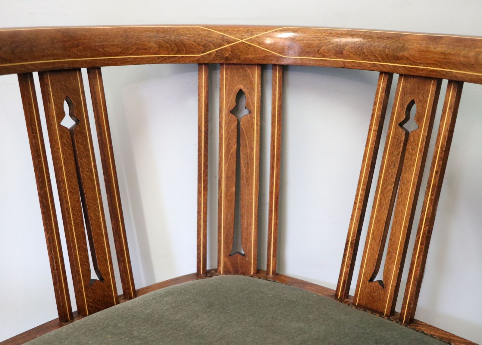 photo vintage A Fantastic & Very Rare Pair Of Corner Chairs.
