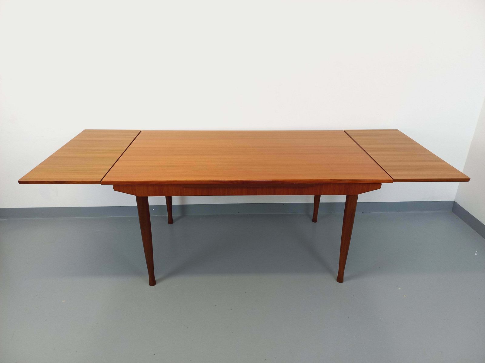 photo furniture Scandinavian Rectangular Table With Round Teak Legs