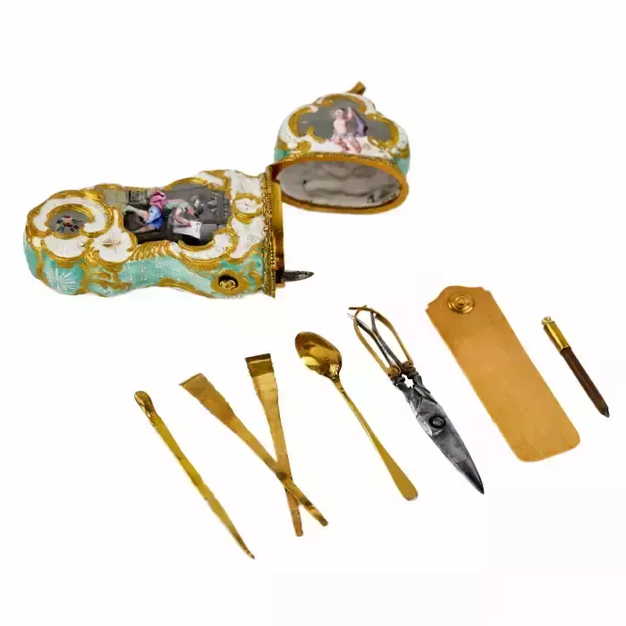 English Painted Porcelain Necessaire With Gold. 18 Century. photo for sale
