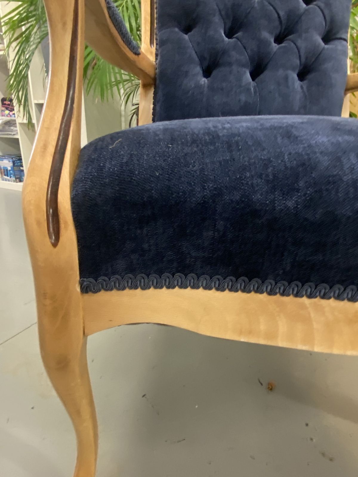 photo furniture Fully, Traditionally Upholstered Queen Anne Style Reproduction Chair