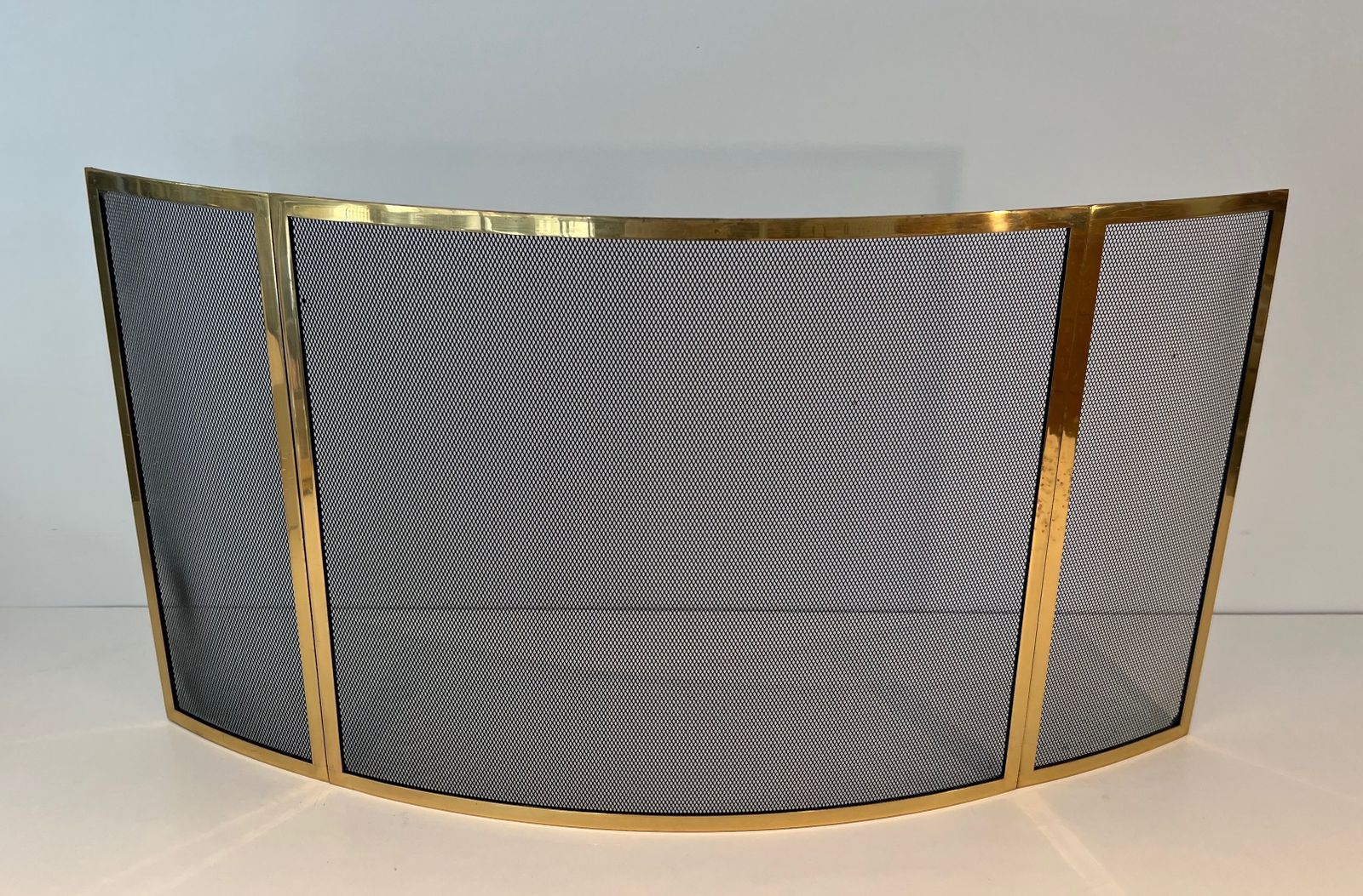 Home Fixtures Curved Brass Firewall And Wire Mesh photo