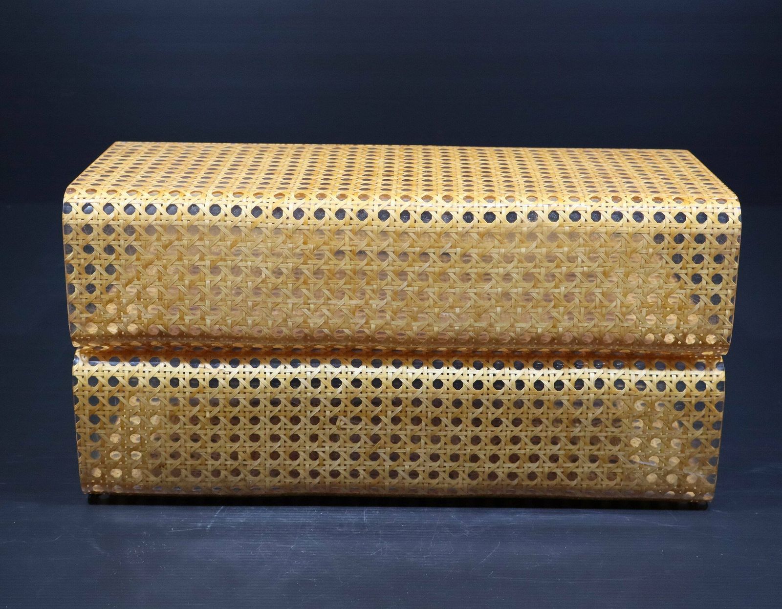 photo furniture Porte-revues Christian Dior en lucite et cannage, années 1970