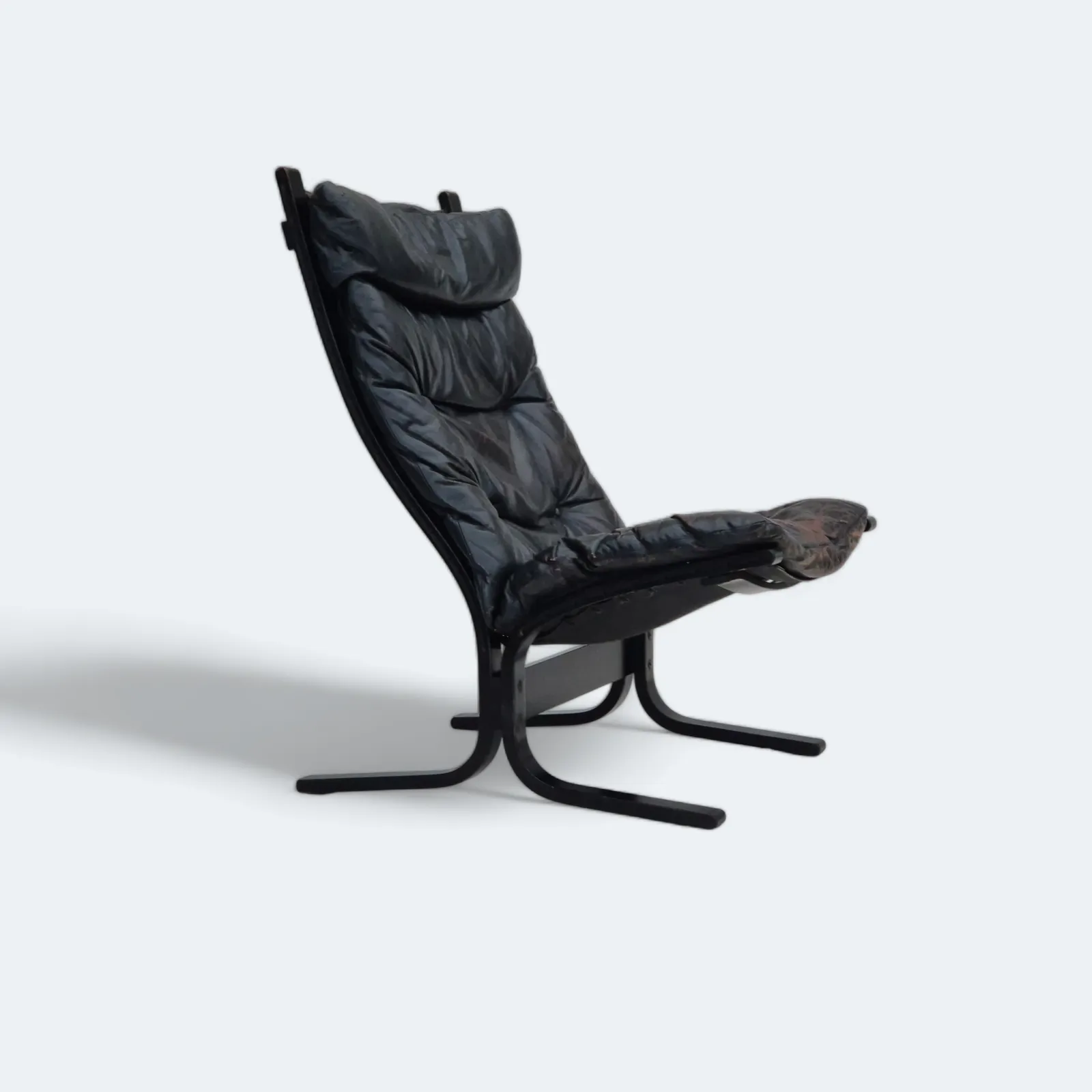 Jaren 1970, Noors Design, "Siesta" Loungestoel Van Ingmar Relling, Zwart Leer, Gebogen Hout.